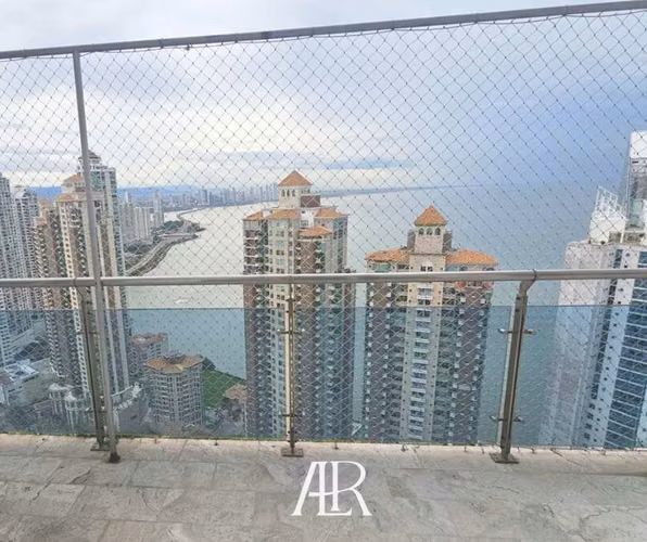 Vendo apartamento con vista al mar en Punta Pacifica