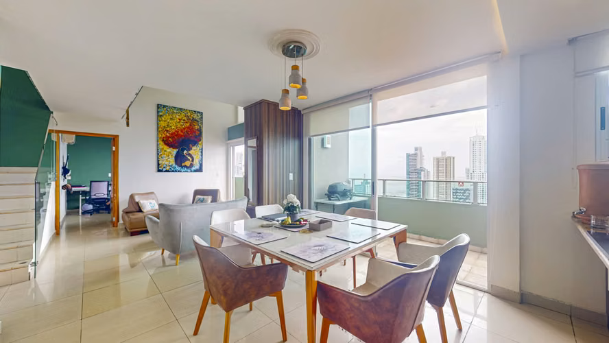 Venta de amplio apartamento y balcón doble en Sevilla – Costa del Este