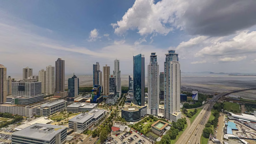 Venta de amplio apartamento y balcón doble en Sevilla – Costa del Este