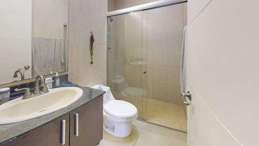 Venta de amplio apartamento y balcón doble en Sevilla – Costa del Este