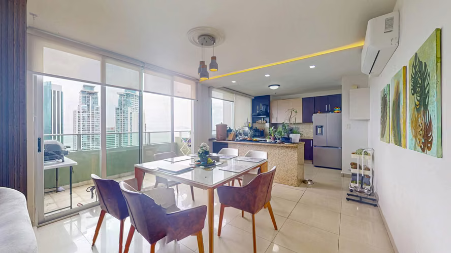 Venta de amplio apartamento y balcón doble en Sevilla – Costa del Este