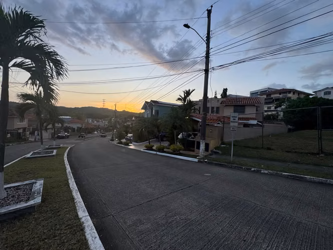 VENDO TERRENO EN ALTOS DE PANAMA 600M2