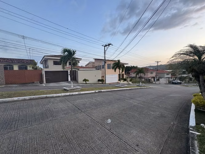 VENDO TERRENO EN ALTOS DE PANAMA 600M2