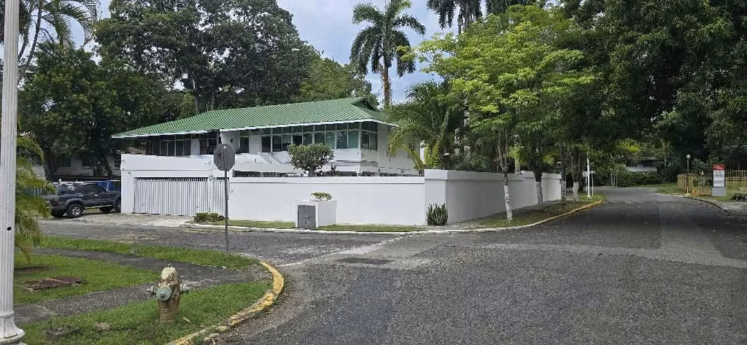 Melissa Foster Luxury Vende Hermosa Casa en Balboa Ancón, Esquina y Remodelada MFR1719