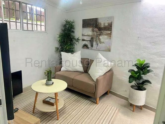 Venta de Casa Remodelada con 1747 m2 de Terreno en La Caleta, Chame 26-1786GG