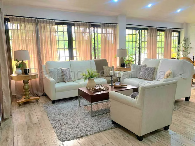Venta de Casa Remodelada con 1747 m2 de Terreno en La Caleta, Chame 26-1786GG