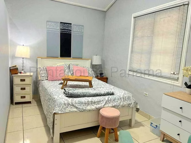 Venta de Casa Remodelada con 1747 m2 de Terreno en La Caleta, Chame 26-1786GG