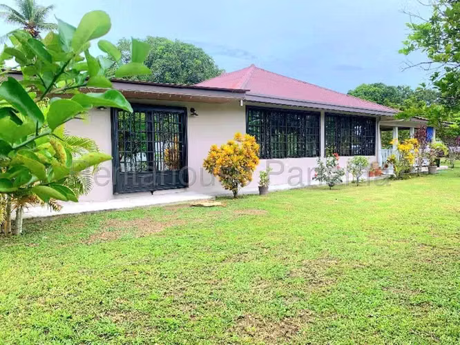Venta de Casa Remodelada con 1747 m2 de Terreno en La Caleta, Chame 26-1786GG