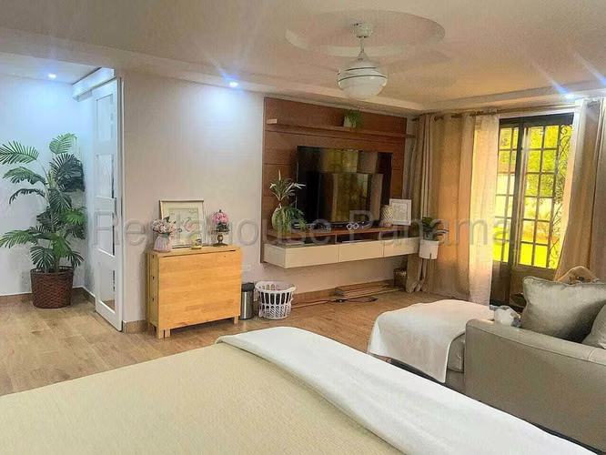 Venta de Casa Remodelada con 1747 m2 de Terreno en La Caleta, Chame 26-1786GG