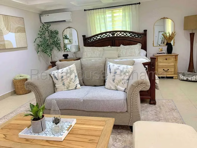 Venta de Casa Remodelada con 1747 m2 de Terreno en La Caleta, Chame 26-1786GG
