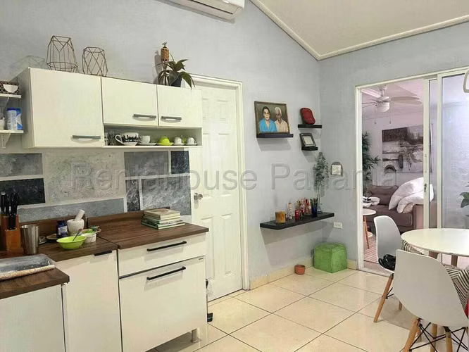 Venta de Casa Remodelada con 1747 m2 de Terreno en La Caleta, Chame 26-1786GG