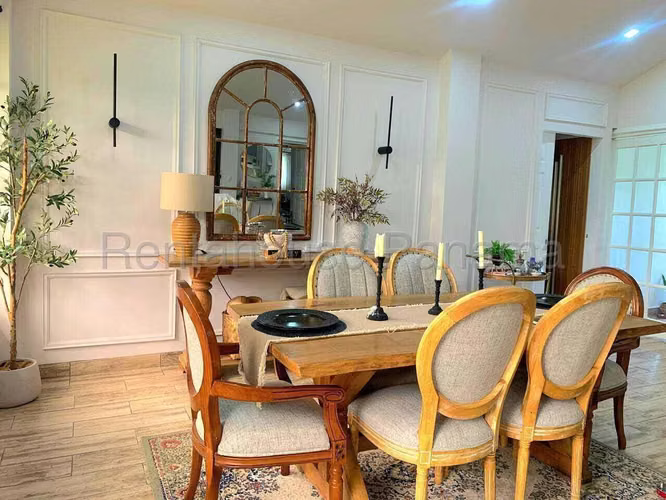 Venta de Casa Remodelada con 1747 m2 de Terreno en La Caleta, Chame 26-1786GG