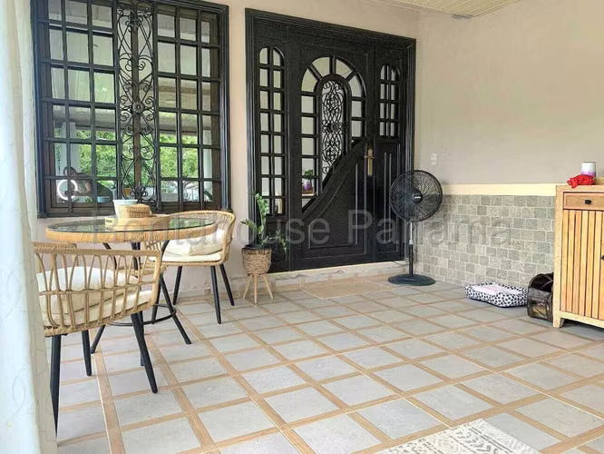 Venta de Casa Remodelada con 1747 m2 de Terreno en La Caleta, Chame 26-1786GG