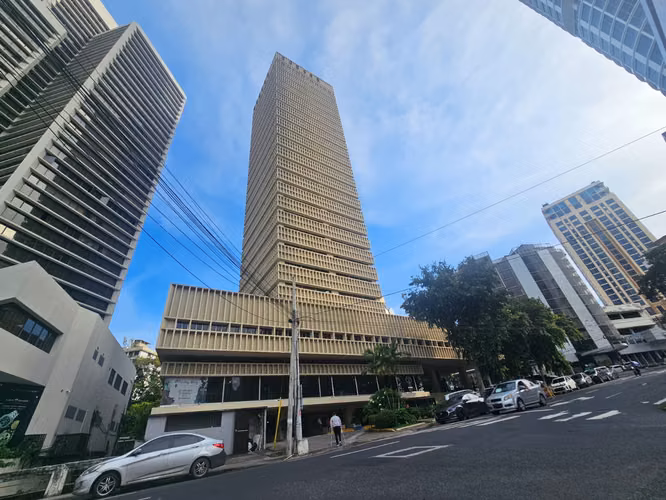 Banco vende local comercial en Torre Comosa, Obarrio