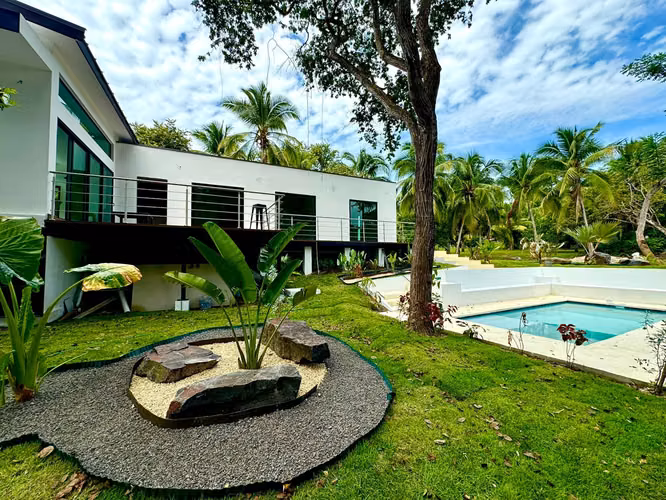 Casa de playa NUEVA con piscina y lote de 1,000 m² en Costa Esmeralda