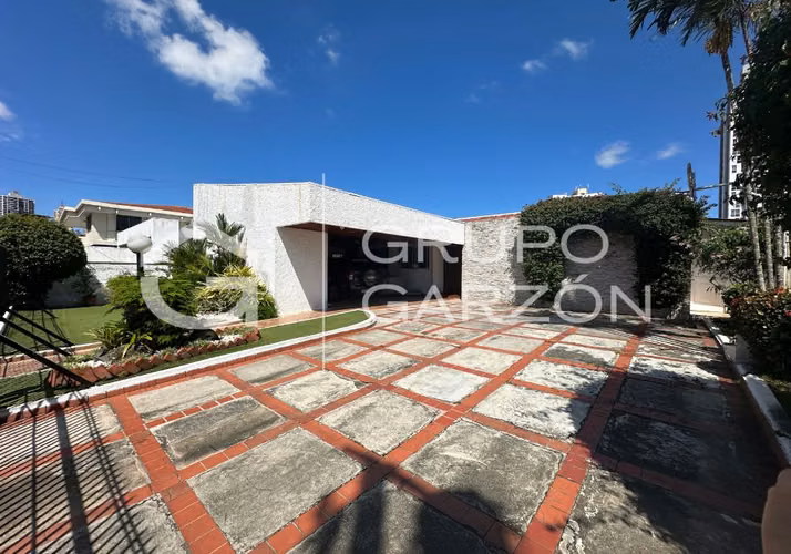 Venta de casa con jardín en El Carmen (Bella Vista)