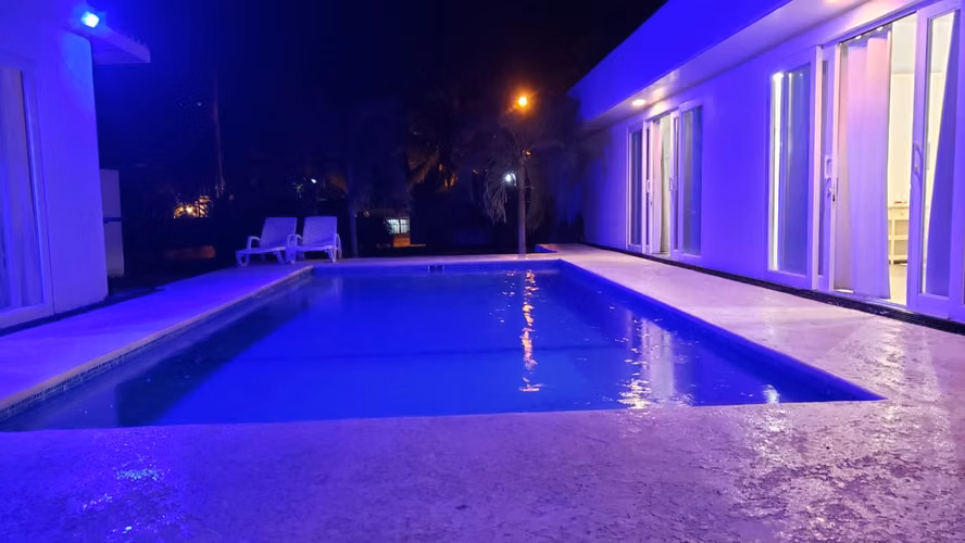Se alquila por noche casa de playa con piscina en coronado