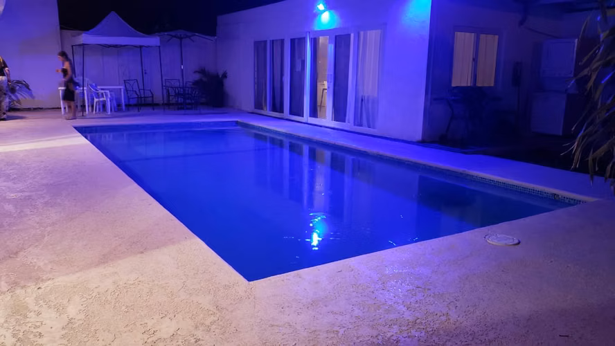 Se alquila por noche casa de playa con piscina en coronado