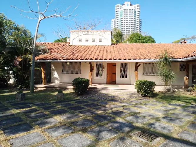 SE VENDE  CASA AMOBLADA EN CORONADO GOLF CON PISCINA Y CASA DE EMPLEADO