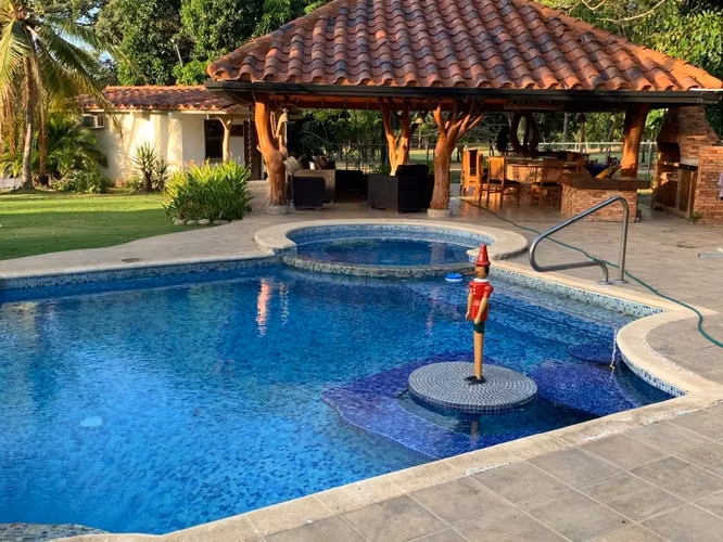 SE VENDE  CASA AMOBLADA EN CORONADO GOLF CON PISCINA Y CASA DE EMPLEADO