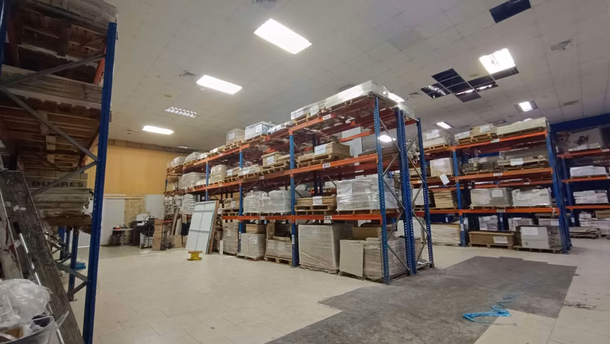 Se Vende Galera Comercial en Avenida Santa Elena, Parque Lefevre