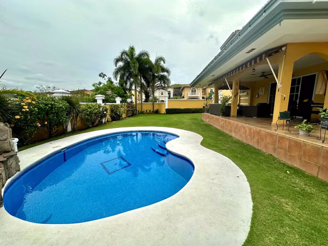 Se vende casa en Rainforest Villas, Las Huacas