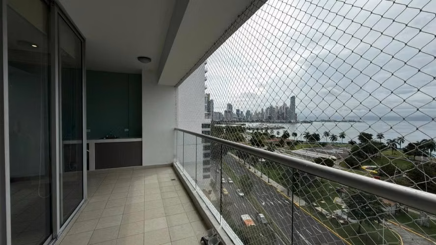 VENTA HERMOSO APARTAMENTO FRENTE AL MAR EN AVENIDA BALBOA