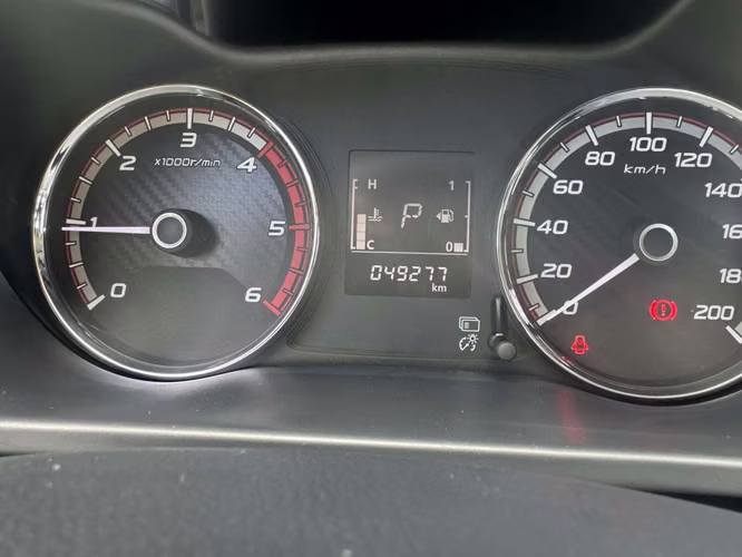 MITSUBISHI L200