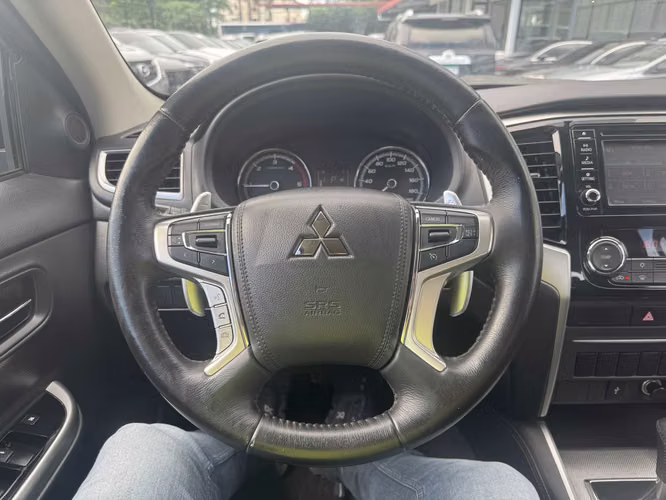 MITSUBISHI L200