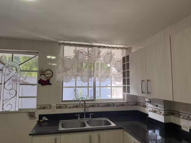 Se vende amplia casa en Hato Pintado La Loma, cerca de todo. (Precio Negociable!!)