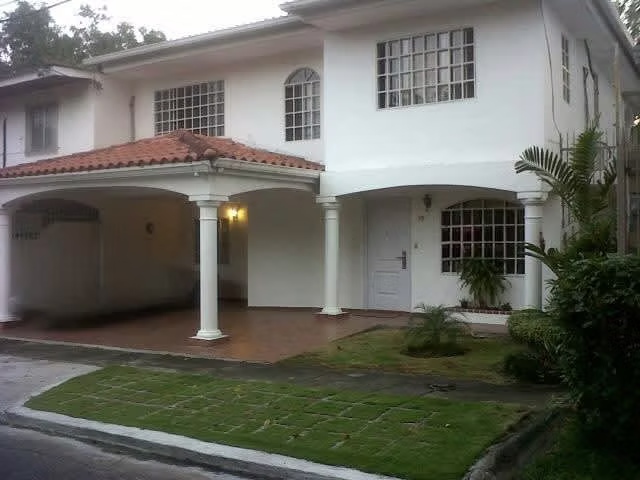 Se vende amplia casa en Hato Pintado La Loma, cerca de todo. (Precio Negociable!!)