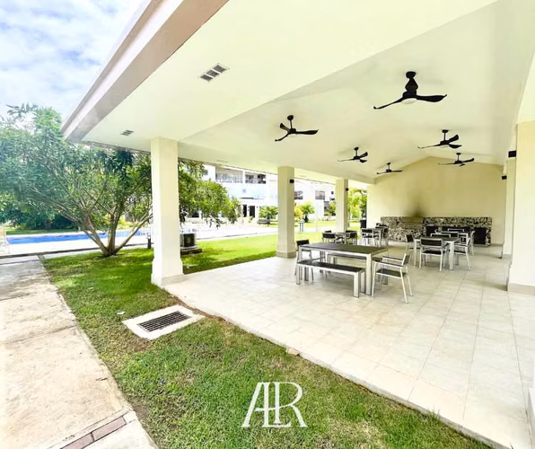 Vendo Espectacular Town House en Santa Maria