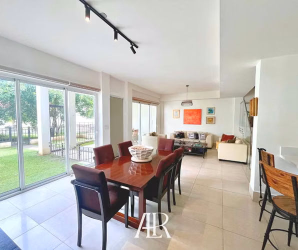 Vendo Espectacular Town House en Santa Maria