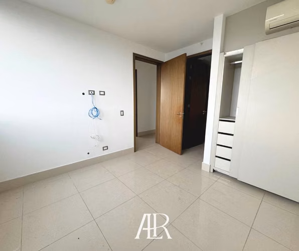 Vendo apartamento en piso alto en Costa del Este, precio de Oportunidad!