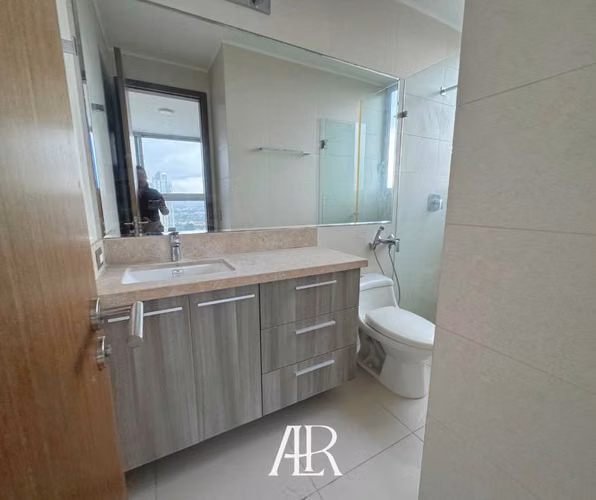 Vendo apartamento en piso alto en Costa del Este, precio de Oportunidad!