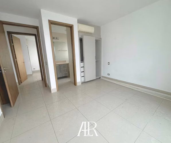 Vendo apartamento en piso alto en Costa del Este, precio de Oportunidad!