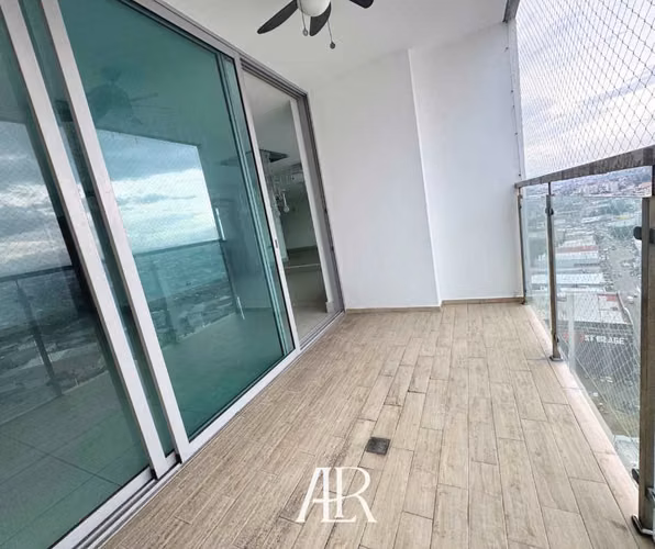 Vendo apartamento en piso alto en Costa del Este, precio de Oportunidad!