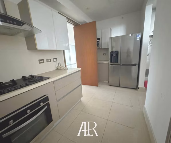 Vendo apartamento en piso alto en Costa del Este, precio de Oportunidad!
