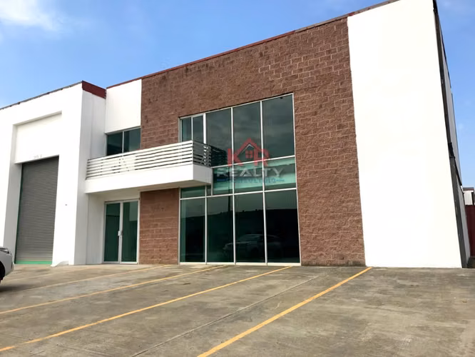 OFIBODEGA EN PARQUE INDUSTRIAL LAS AMÉRICAS $490,000 VENTA o 2,700 ALQUILER.