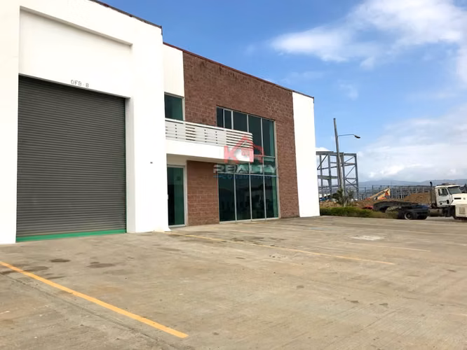 OFIBODEGA EN PARQUE INDUSTRIAL LAS AMÉRICAS $490,000 VENTA o 2,700 ALQUILER.