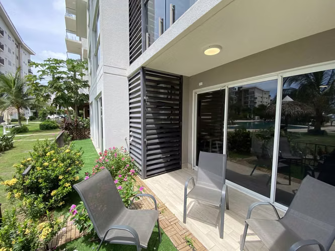 Planta Baja con Jardín a pasos de la playa- Playa Caracol
