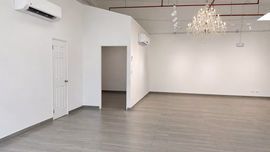 Local 97 m² planta baja con vitrina – Bella Vista/Vía España – PH El Botánico