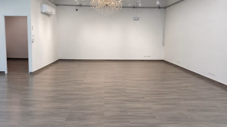 Local 97 m² planta baja con vitrina – Bella Vista/Vía España – PH El Botánico