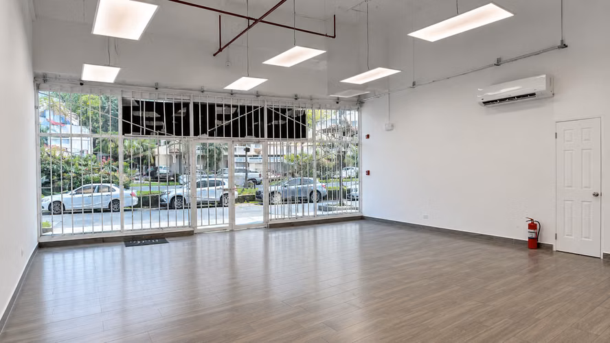 Local 97 m² planta baja con vitrina – Bella Vista/Vía España – PH El Botánico