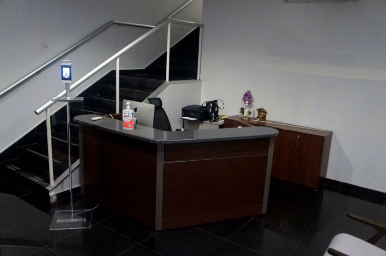 VÍA ISRAEL PISO DE OFICINAS ALQUILO