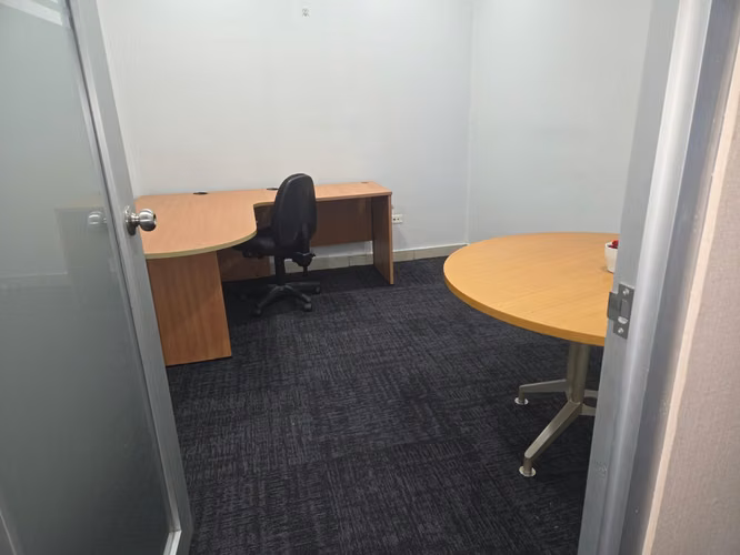 VÍA ISRAEL PISO DE OFICINAS ALQUILO