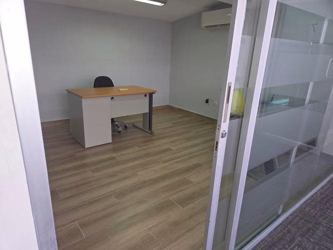 VÍA ISRAEL PISO DE OFICINAS ALQUILO
