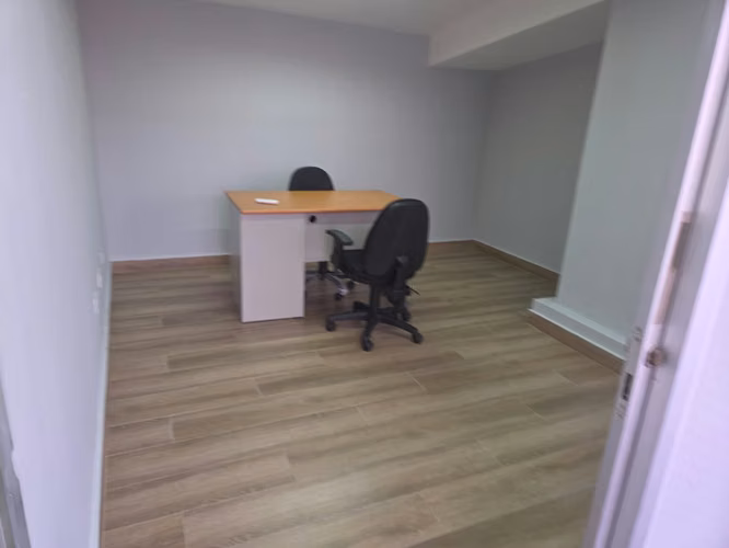 VÍA ISRAEL PISO DE OFICINAS ALQUILO