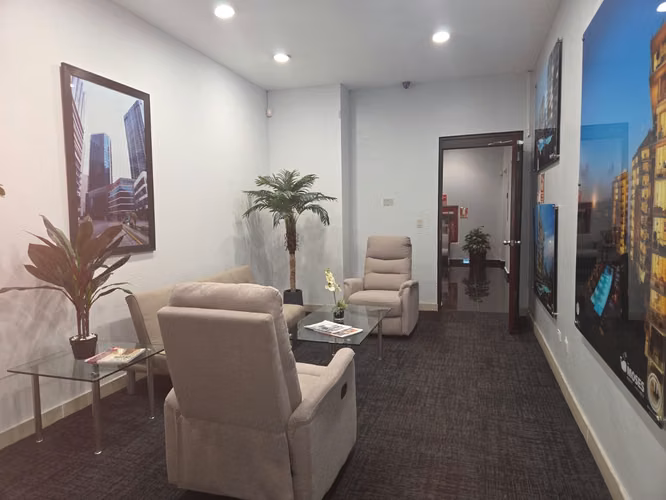 VÍA ISRAEL PISO DE OFICINAS ALQUILO