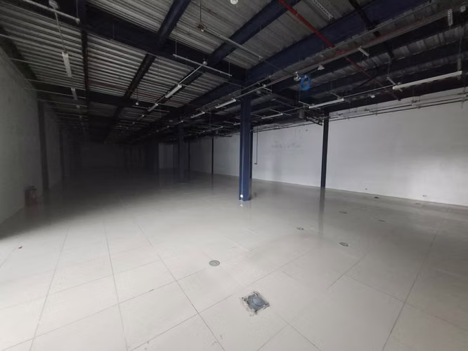 Amplio Local Comercial en Planta Baja en Alquiler Llano Bonito